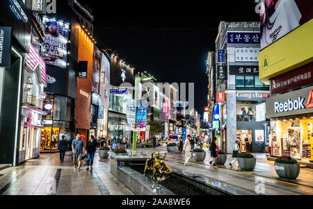 Busan, Korea, 1. Oktober 2019: Gwangbok-dong Kultur und Mode Shopping Street View bei Nacht beleuchtet mit Menschen in Busan, Südkorea Stockfoto