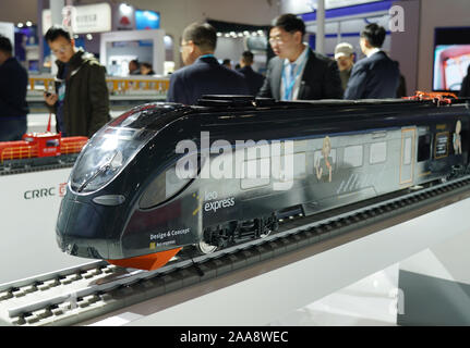 (191120) - Peking, November 20, 2019 (Xinhua) - ein Modell der Tschechischen Leo Express Elektrischer Triebzug (WWU) Zug ist auf dem Display während der modernen Eisenbahn 2019, eine internationale Ausstellung für moderne Bahntechnik und Ausrüstung, im China National Convention Center in Beijing, die Hauptstadt von China, Nov. 20, 2019. (Xinhua / Zhang Chenlin) Stockfoto