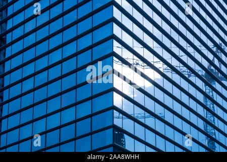 Bürogebäude windows Hintergrund. Abstrakte geometrische Muster von architektonischen Elementen gebildet. Konkrete modulare Struktur. Zeitgemäßes Gebäude. Stockfoto