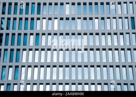 Bürogebäude windows Hintergrund. Abstrakte geometrische Muster von architektonischen Elementen gebildet. Konkrete modulare Struktur. Zeitgemäßes Gebäude. Stockfoto