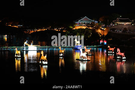 Jinju Korea, 4. Oktober 2019: Jinju Namgang Yudeung oder Laternen Festival mit traditionellen Laternen unterschiedlicher Größe schwimmend auf Nam Fluss und illumi Stockfoto