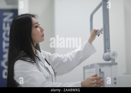 Asien Frau Doktor Kontrolle gerät in ein Krankenhaus Stockfoto