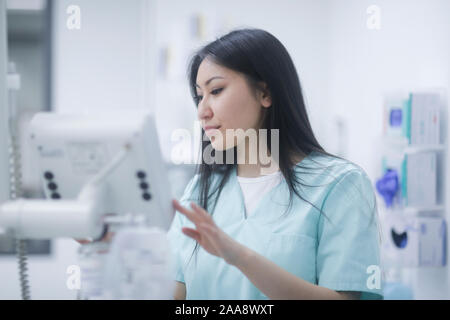 Asien Frau Krankenschwester Kontrolle gerät in ein Krankenhaus Stockfoto