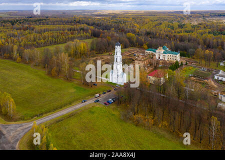 Blick von oben - weiße Glockenturm der alten Heiligen Annahme Pustyn Kloster in der Stadt Mstislavl, Weißrussland Stockfoto