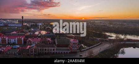 Panorama mit Blick von oben auf ein Gewerbegebiet mit einer Papierfabrik bei Sonnenuntergang im späten Herbst Stockfoto