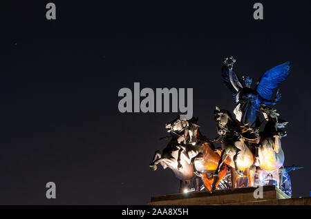 London, England, UK - 18. März 2009: Die Quadriga Statue auf der Wellington Arch leuchtet in der Nacht im Londoner Hyde Park Corner. Stockfoto