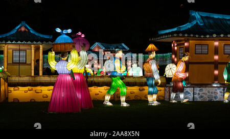 Jinju Korea, 4. Oktober 2019: Jinju Namgang Yudeung oder Laternen Festival mit Laternen, die das traditionelle Leben in Jinju Festung Südkorea Stockfoto