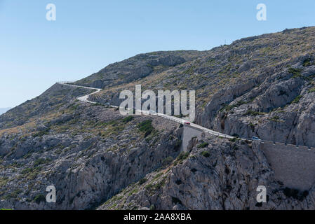Weit de Formentor, Spanien. 08 Okt, 2019. Autos fahren Sie die schmale Bergstraße zum Leuchtturm weit de Formentor am Cap de Formentor mit dem gleichen Namen. In diesem Sommer hat die Straße für Pkw geschlossen war, nur Trainer wurden durchgelassen und Touristen zum Leuchtturm. Quelle: Stephan Schulz/dpa-Zentralbild/ZB/dpa/Alamy leben Nachrichten Stockfoto
