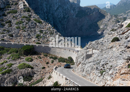 Weit de Formentor, Spanien. 08 Okt, 2019. Autos fahren Sie die schmale Bergstraße zum Leuchtturm weit de Formentor am Cap de Formentor mit dem gleichen Namen. In diesem Sommer hat die Straße für Pkw geschlossen war, nur Trainer wurden durchgelassen und Touristen zum Leuchtturm. Quelle: Stephan Schulz/dpa-Zentralbild/ZB/dpa/Alamy leben Nachrichten Stockfoto
