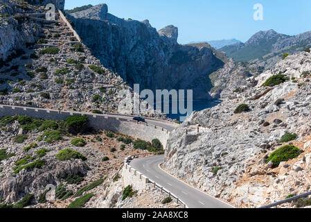 Weit de Formentor, Spanien. 08 Okt, 2019. Autos fahren auf der Mountain Road bis zum Leuchtturm weit de Formentor am Cap de Formentor mit dem gleichen Namen. In diesem Sommer hat die Straße für Pkw geschlossen war, nur Trainer wurden durchgelassen und Touristen zum Leuchtturm. Quelle: Stephan Schulz/dpa-Zentralbild/ZB/dpa/Alamy leben Nachrichten Stockfoto