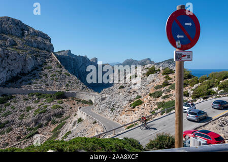 08. Oktober 2019, Spanien, weit de Formentor: Es ist verboten, auf der schmalen Straße zum Leuchtturm weit de Formentor zu parken. Dennoch, Autos halten Sie hier für längere Zeit anhalten. In diesem Jahr, zum ersten Mal, die Mallorca Transport Authority verboten Privatpersonen aus Fahren auf der Straße zum Leuchtturm während der Saison. Das Verbot wird von Juni bis September. In den Sommermonaten gibt es eine regelmäßige Verkehrschaos an der Straße zum Leuchtturm, die Mietwagen der Touristen Stoßstange an Stoßstange standen. Foto: Stephan Schulz/dpa-Zentralbild/ZB Stockfoto