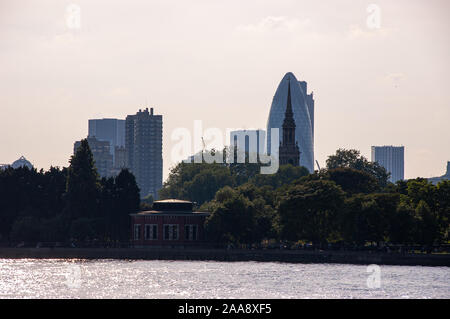 London, England, Großbritannien - 8. Juni 2008: Wahrzeichen der Stadt London und East End Aufstieg hinter dem Wapping und Shadwell Ufer der Themse. Stockfoto