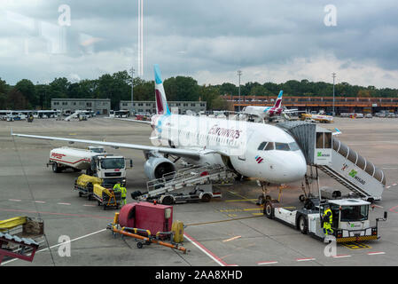 Berlin, Deutschland. 05 Okt, 2019. Am Flughafen Berlin-Tegel, ein Flugzeug der Fluggesellschaft Eurowings wird für den Flug nach Palma de Mallorca vorbereitet. Es ist betankt und mit Gepäck der Passagiere geladen. Quelle: Stephan Schulz/dpa-Zentralbild/ZB/dpa/Alamy leben Nachrichten Stockfoto