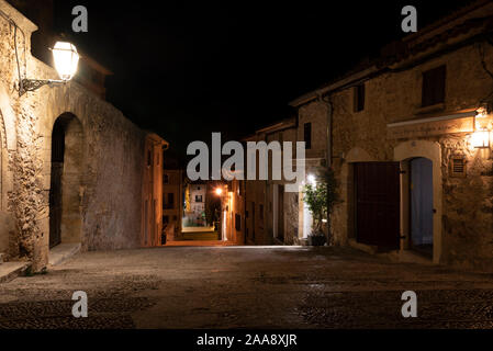 06. Oktober 2019, Spanien, Nerja: Historische Laternen leuchten eine Gasse in Pollença im Norden der Baleareninsel Mallorca. Die Gasse hat 365 Stufen und führt zu Golgota, wo gibt es eine Kapelle. Foto: Stephan Schulz/dpa-Zentralbild/ZB Stockfoto