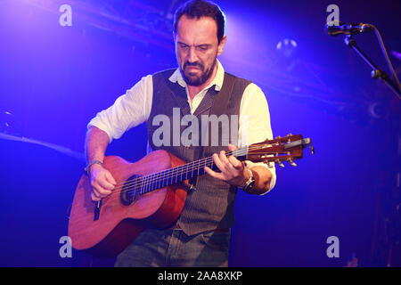 Cabaret Sauvage, Paris, Frankreich - 09/27/17 - Konzert von Gerard de Palmas französischer Sänger bei Cabaret Sauvage Gitarre spielen und singen. Stockfoto