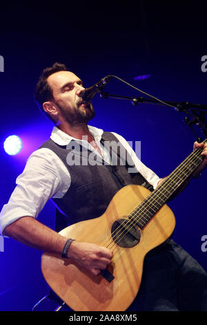 Cabaret Sauvage, Paris, Frankreich - 09/27/17 - Konzert von Gerard de Palmas französischer Sänger bei Cabaret Sauvage Gitarre spielen und singen. Stockfoto