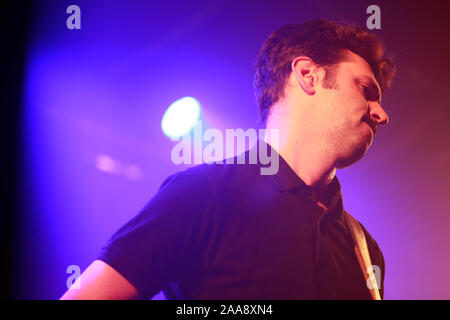 Cabaret Sauvage, Paris, Frankreich - 09/27/17 - Konzert von Gerard de Palmas französischer Sänger bei Cabaret Sauvage Gitarre spielen und singen. Stockfoto