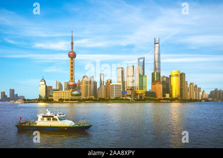 Skyline von Pudong durch den Fluss Huangpu in Shanghai, China Stockfoto