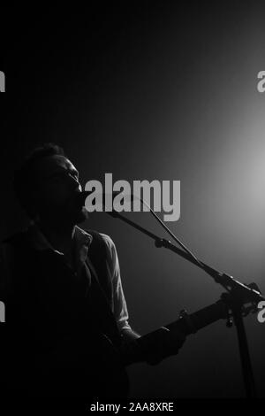 Cabaret Sauvage, Paris, Frankreich - 09/27/17 - Konzert von Gerard de Palmas französischer Sänger bei Cabaret Sauvage Gitarre spielen und singen. Stockfoto