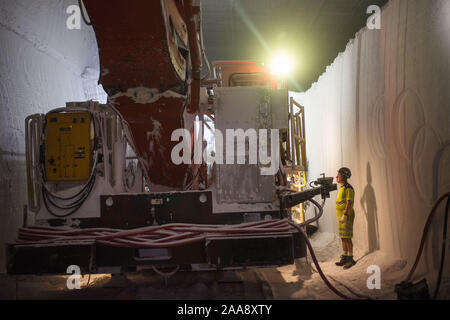 KAZMIERZOW, Polen - 8. OKTOBER 2019: Polkowice Sieroszowice Salzbergwerk, gehört zu KGHM Polska Miedz. Maschine Extrahieren von Salz aus der Mine und Th Stockfoto