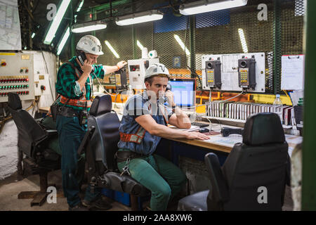 KAZMIERZOW, Polen - 8. OKTOBER 2019: Polkowice Sieroszowice Kupfermine gehört zu KGHM Polska Miedz. Miner Vorarbeiter in U-Büro. Stockfoto