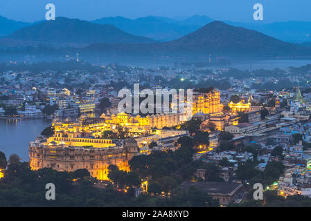 Luftaufnahme von udaipur in Rajasthan bei Nacht Stockfoto