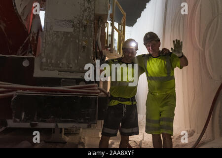 KAZMIERZOW, Polen - 8. OKTOBER 2019: Polkowice Sieroszowice Salzbergwerk, gehört zu KGHM Polska Miedz. Bergleute neben Maschine extrahieren Salz aus Stockfoto