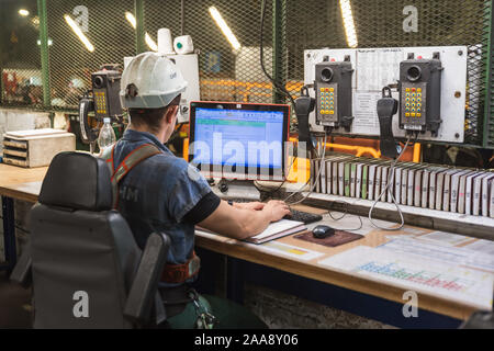 KAZMIERZOW, Polen - 8. OKTOBER 2019: Polkowice Sieroszowice Kupfermine gehört zu KGHM Polska Miedz. Miner Vorarbeiter in U-Büro. Stockfoto