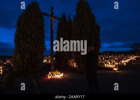 TYMOWA, Polen - 2 November, 2019: Friedhof mit Kerzen während Allerseelen. Stockfoto