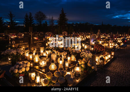 TYMOWA, Polen - 2 November, 2019: Friedhof mit Kerzen während Allerseelen. Stockfoto