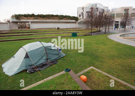 Edinburgh, Schottland. Am 20. November. 2019. Ein Zelt außerhalb des schottischen Parlaments in Edinburgh gesehen. Schottland zu markieren alle Frau verdienen sicher. Edinburgh. Pako Mera/Alamy leben Nachrichten Stockfoto