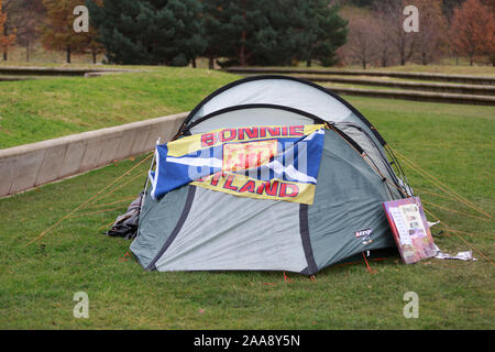 Edinburgh, Schottland. Am 20. November. 2019. Ein Zelt außerhalb des schottischen Parlaments in Edinburgh gesehen. Schottland zu markieren alle Frau verdienen sicher. Edinburgh. Pako Mera/Alamy leben Nachrichten Stockfoto