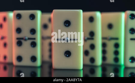 Close up Schöne vintage Domino in der Farbe Licht. Hintergrund banner Textur. Stockfoto