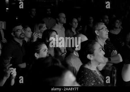 Cabaret Sauvage, Paris, Frankreich - 09/27/17 - Konzert von Gerard de Palmas französischer Sänger bei Cabaret Sauvage Gitarre spielen und singen. Stockfoto