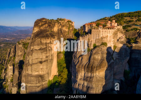 Luftaufnahme aus dem Kloster der Varlaam oben auf der Klippe in der Nähe von Meteora Kalampáka, Trikala, Griechenland Stockfoto