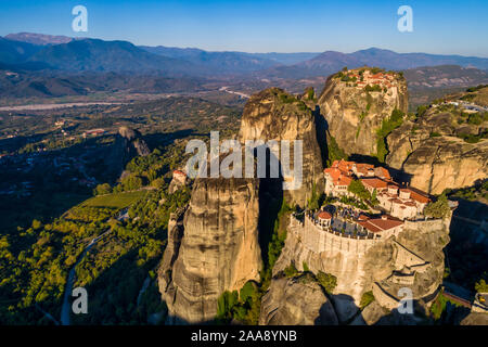 Luftaufnahme aus dem Kloster der Varlaam oben auf der Klippe in der Nähe von Meteora Kalampáka, Trikala, Griechenland Stockfoto