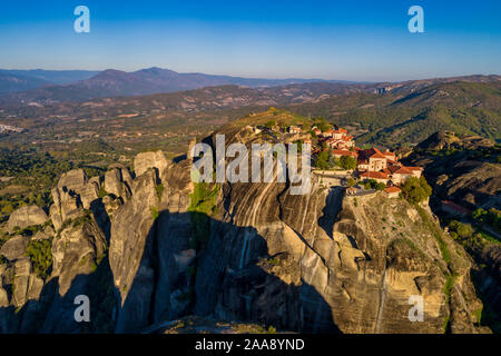 Luftaufnahme aus dem Kloster große Wort meteoron oben auf der Klippe in der Nähe von Meteora Kalampáka, Trikala, Griechenland Stockfoto