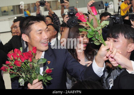 (191120) - BANGKOK, November 20, 2019 (Xinhua) - Thailands Zukunft Parteichef Thanathorn Juangroongruangkit erhält Blumen von seinen Anhängern nach der Ankunft in das Verfassungsgericht in Bangkok, Thailand, Nov. 20, 2019. Thanathorn Juangroongruangkit hat seine MP Status wegen seiner angeblichen Halten von Aktien der Medien Unternehmen verloren. Das Verfassungsgericht am Mittwoch entschieden Thanathorn schuldig, die Aktien von V-Luck Media Co., nachdem er Anfang Februar die Wahl im März für MP zu bestreiten. Keine Wahlkandidaten sind rechtlich erlaubt Aktien einer Medien fest zu halten. (Xinhua / Rach Stockfoto