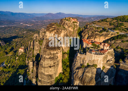 Luftaufnahme aus dem Kloster der Varlaam oben auf der Klippe in der Nähe von Meteora Kalampáka, Trikala, Griechenland Stockfoto