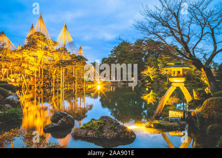 Nacht, die sechs Attribute Kenrokuen Garten in Kanazawa, Japan Stockfoto