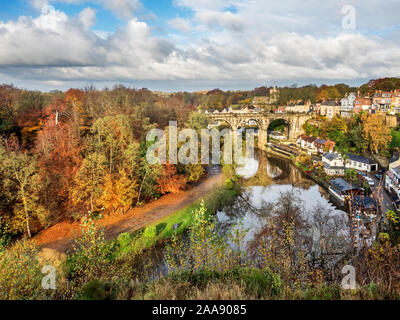 Eisenbahnviadukt über den Fluss Nidd im Herbst Knaresborough North Yorkshire England Stockfoto