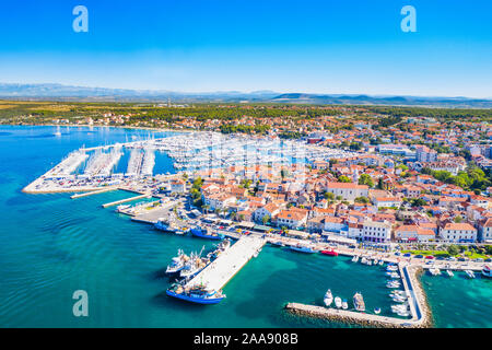 Kroatien, Stadt Biograd an der Adria, Luftaufnahme von Marina und historischen Stadtzentrum Stockfoto