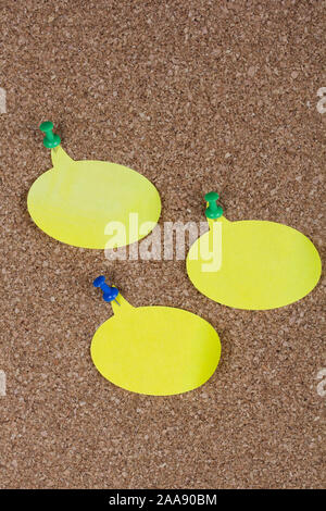 Sammlung von verschiedenen Hinweis Papiere auf einer Pinnwand Stockfoto