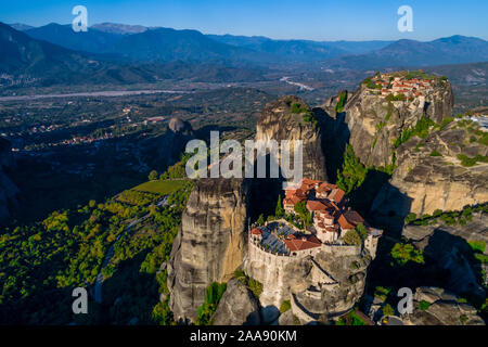 Luftaufnahme aus dem Kloster der Varlaam oben auf der Klippe in der Nähe von Meteora Kalampáka, Trikala, Griechenland Stockfoto