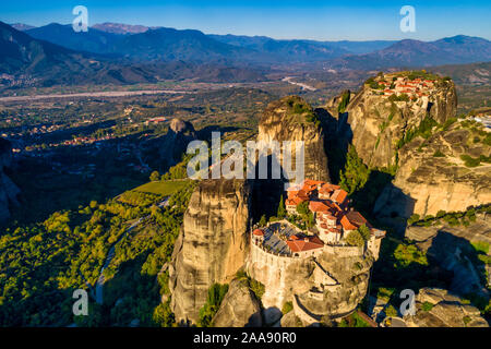 Luftaufnahme aus dem Kloster der Varlaam oben auf der Klippe in der Nähe von Meteora Kalampáka, Trikala, Griechenland Stockfoto