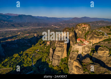 Luftaufnahme aus dem Kloster der Varlaam oben auf der Klippe in der Nähe von Meteora Kalampáka, Trikala, Griechenland Stockfoto