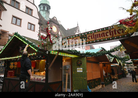 Freiburg, Deutschland. Nov, 2019 20. Ein stand an den Eigentümer überprüft eine Kette von Lampen auf dem Weihnachtsmarkt am Rathausplatz. Der Weihnachtsmarkt in Freiburg wird geöffnet am 21.11.2019. Quelle: Patrick Seeger/dpa/Alamy leben Nachrichten Stockfoto