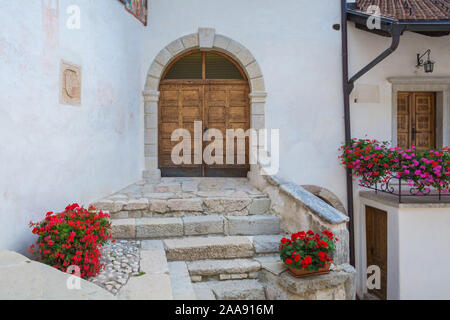 Die mittelalterliche Wallfahrtskirche San Romedio. Nonstal, Trient Provinz Trentino Alto-Adige, Italien, Europa Stockfoto