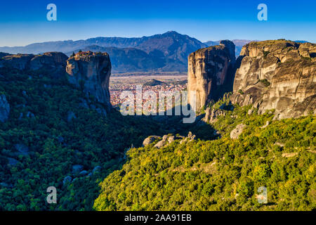 Luftaufnahme aus dem Kloster der Heiligen Dreifaltigkeit oben auf der Klippe in der Nähe von Meteora Kalampáka, Trikala, Griechenland Stockfoto