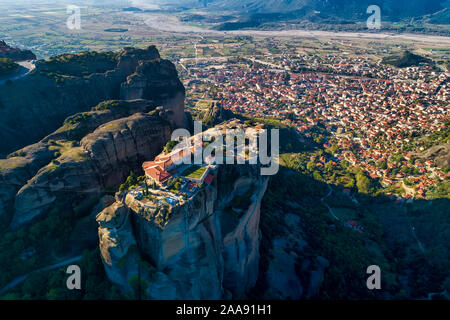 Luftaufnahme aus dem Kloster der Heiligen Dreifaltigkeit oben auf der Klippe in der Nähe von Meteora Kalampáka, Trikala, Griechenland Stockfoto